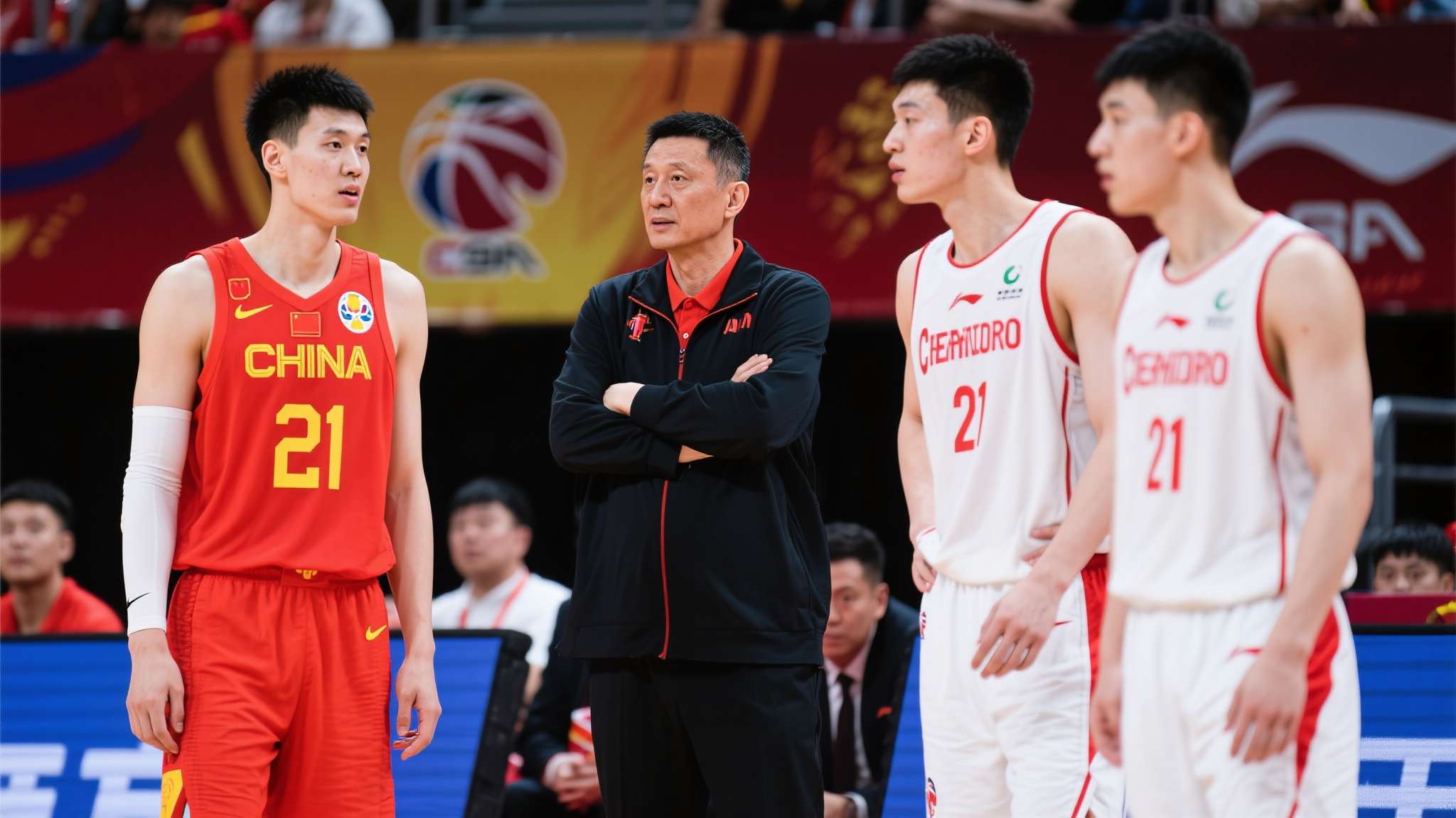 郭士强现场考察,个人认为三名球员应进国家队,21岁小将上榜 中国男篮的重建之路从未停歇,而每一次主教练的现场考察都牵动着无数球迷的心。近日,